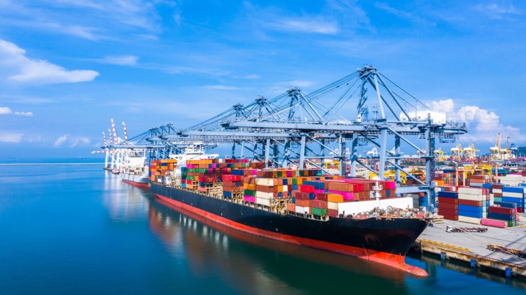 Porte-conteneurs arrivant à un port commercial