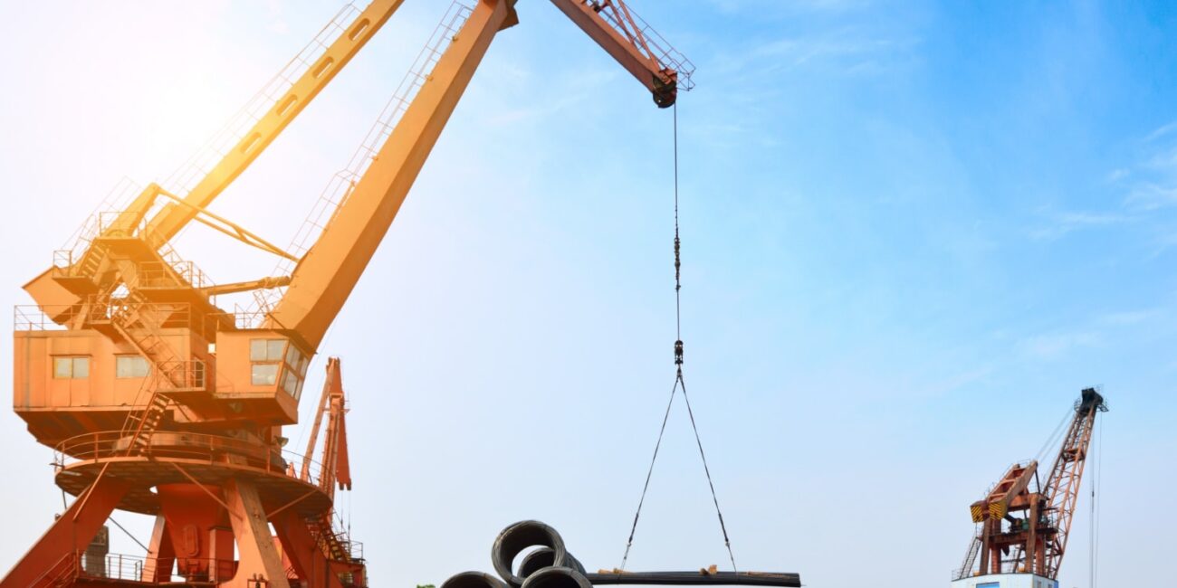 Grue qui transporte un tuyau